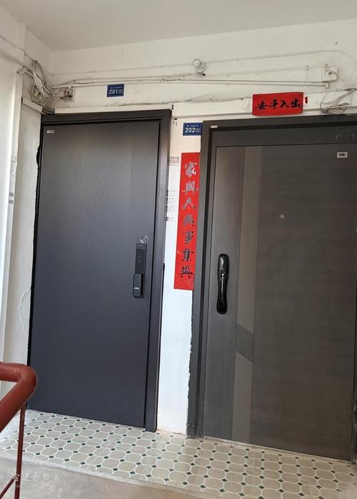 私换入户门引发邻里纠纷，法院判决恢复原状